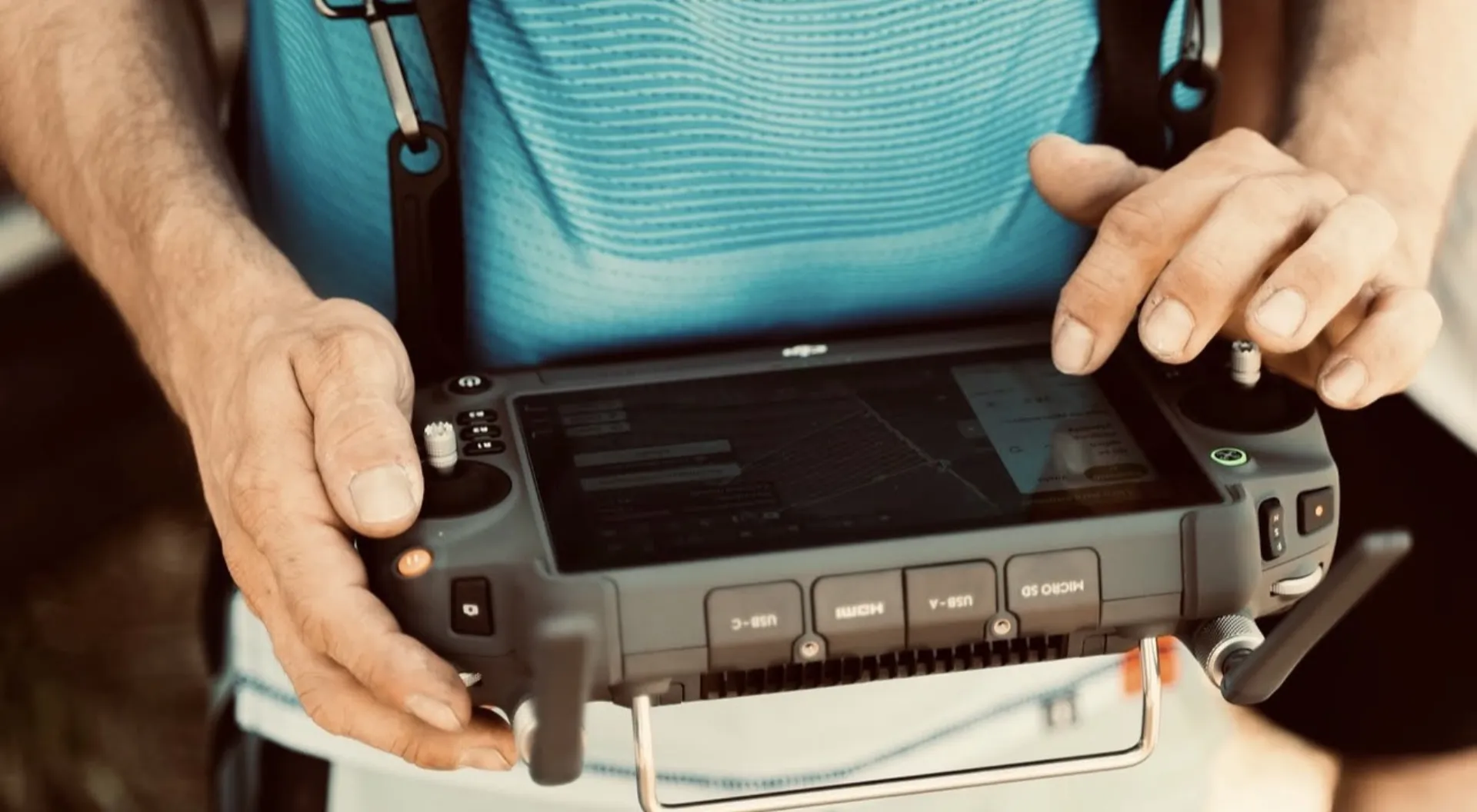 David Huguet operando el mando DJI Agras en el campo